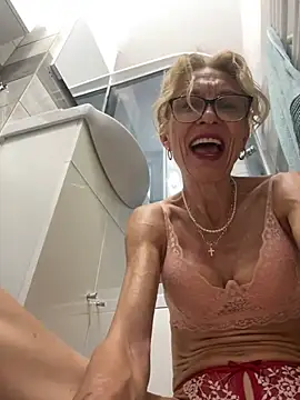 Snapshot of adella13 chatting on January 14, 8:41 am adella13 online show from January 14, 8:41 am