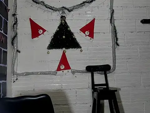 Snapshot of sarasandle chatting on December 13, 2:27 pm sarasandle online show from December 13, 2:27 pm