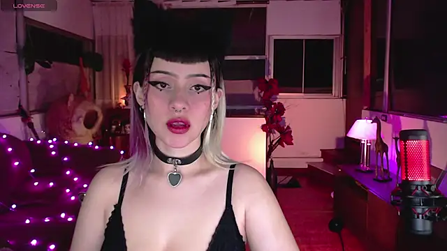 Snapshot of Aquamarinebubble chatting on January 28, 2:11 am Aquamarinebubble online show from January 28, 2:11 am