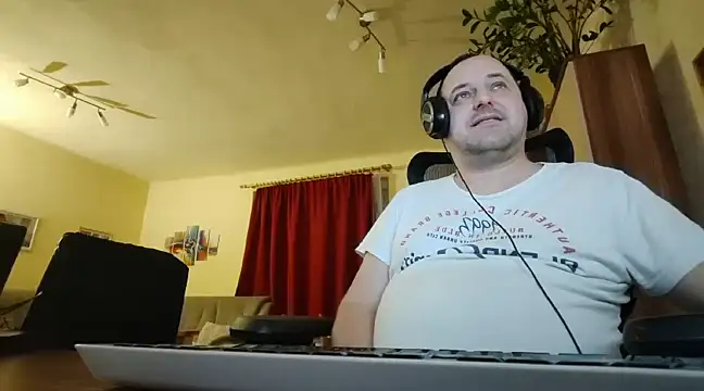 Snapshot of Stevie_Little chatting on February 2, 1:12 am Stevie Little online show from February 2, 1:12 am