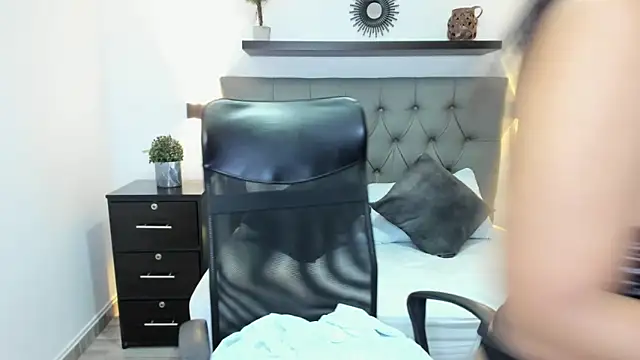 isabella florez online show from March 1, 6:00 pm