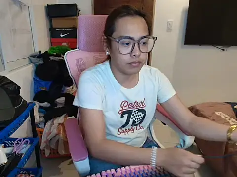 Snapshot of Your_PrettyGirlxxx chatting on February 19, 10:11 am Your PrettyGirlxxx online show from February 19, 10:11 am