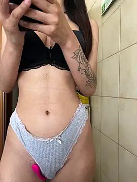 Snapshot of L000lita chatting on June 26, 9:57 am L000lita online show from June 26, 9:57 am