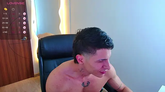 Snapshot of harrisoncuper chatting on January 10, 11:42 pm harrisoncuper online show from January 10, 11:42 pm