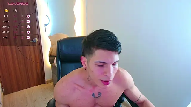 Snapshot of harrisoncuper chatting on January 17, 1:43 am harrisoncuper online show from January 17, 1:43 am