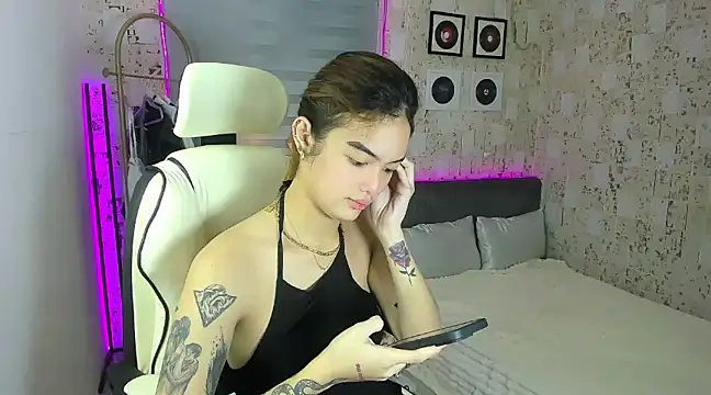 AlexandraMooree online show from January 17, 1:46 pm