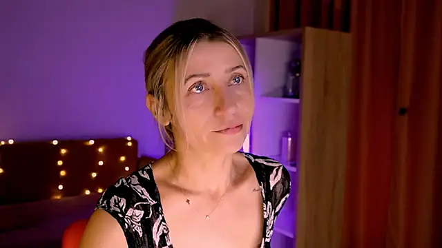 ZoeGrant online show from March 22, 6:55 pm