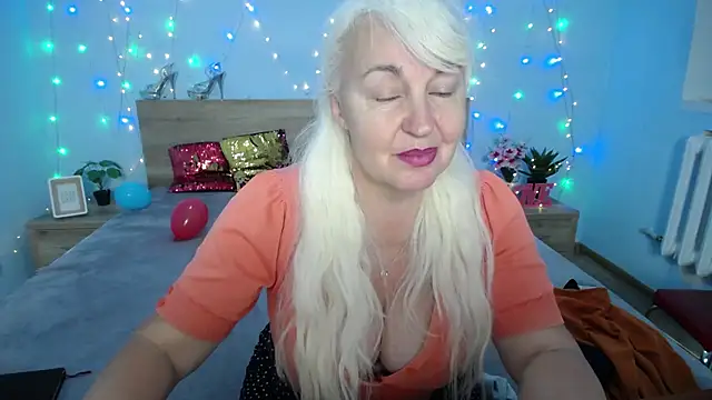 BlondyLeeBest online show from January 19, 11:00 pm