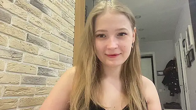 CharmingSarah online show from March 26, 4:45 pm