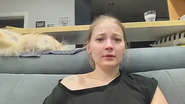 CharmingSarah online show from April 8, 4:40 pm