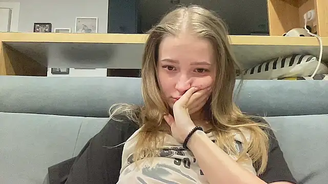 CharmingSarah online show from April 15, 4:25 pm