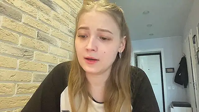 CharmingSarah online show from April 17, 1:47 pm