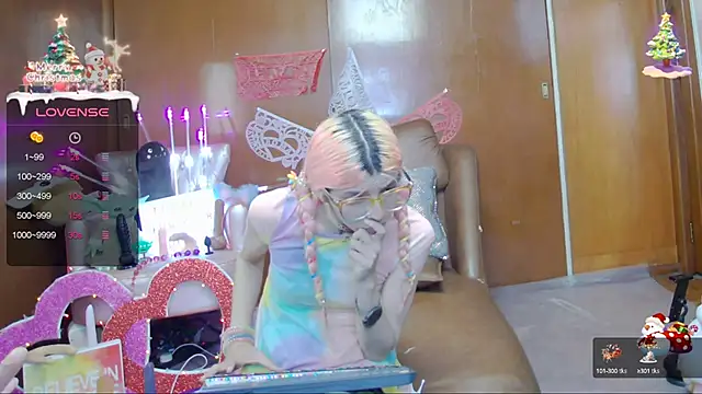 Skinygirl online show from February 21, 11:32 pm