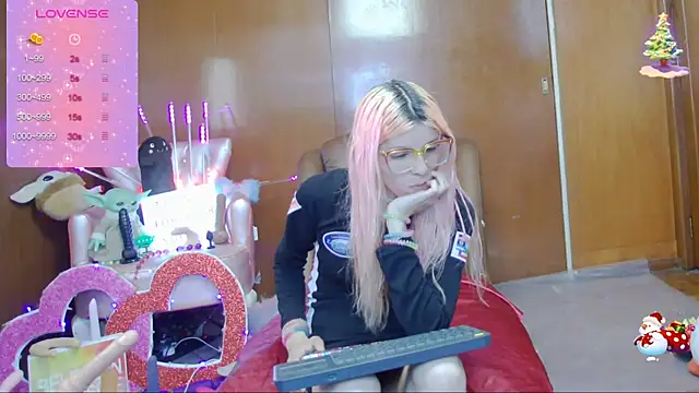 Skinygirl online show from March 5, 11:38 pm