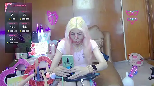 Skinygirl online show from November 10, 10:42 pm