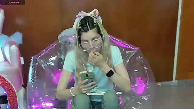 Skinygirl online show from March 14, 11:32 pm