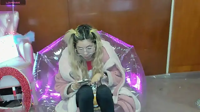 Skinygirl online show from March 22, 11:52 pm