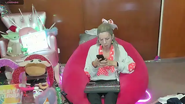 Snapshot of Skinygirl chatting on May 20, 10:38 pm Skinygirl online show from May 20, 10:38 pm