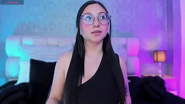 Snapshot of lucy_neil chatting on January 18, 11:11 pm lucy neil online show from January 18, 11:11 pm