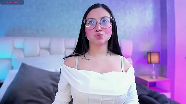 Snapshot of lucy_neil chatting on January 25, 7:07 pm lucy neil online show from January 25, 7:07 pm