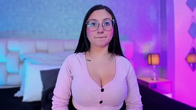 Snapshot of lucy_neil chatting on January 27, 11:11 pm lucy neil online show from January 27, 11:11 pm