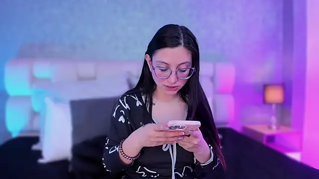 Snapshot of lucy_neil chatting on February 4, 7:11 pm lucy neil online show from February 4, 7:11 pm