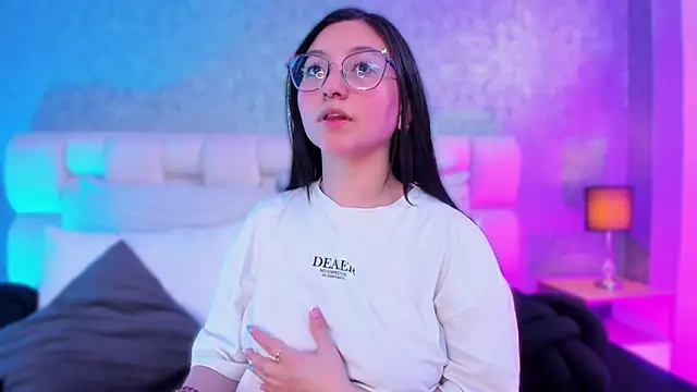 Snapshot of lucy_neil chatting on February 6, 7:07 pm lucy neil online show from February 6, 7:07 pm