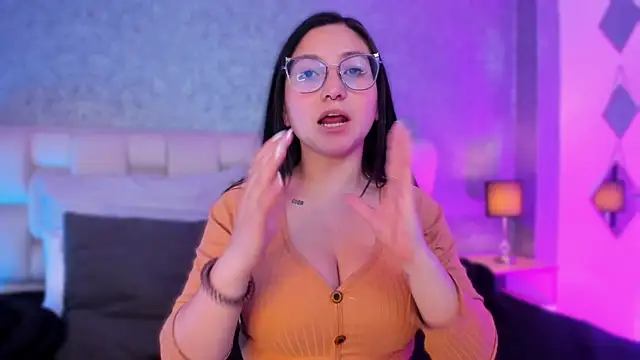 Snapshot of lucy_neil chatting on February 7, 11:34 pm lucy neil online show from February 7, 11:34 pm