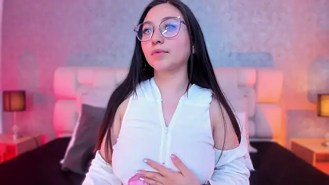 Snapshot of lucy_neil chatting on February 10, 7:07 pm lucy neil online show from February 10, 7:07 pm