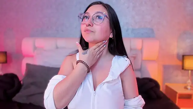 Snapshot of lucy_neil chatting on February 11, 1:10 am lucy neil online show from February 11, 1:10 am