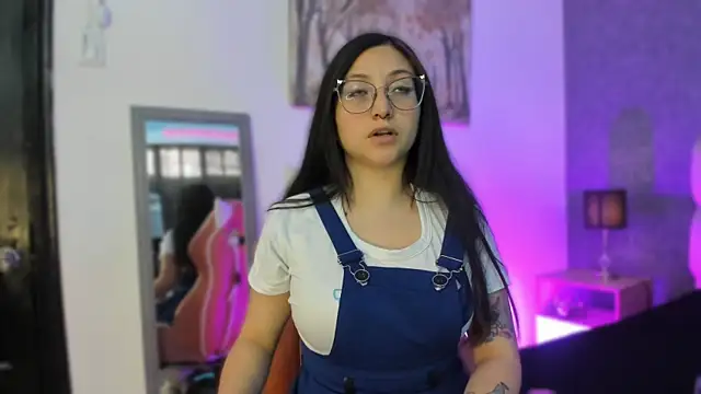 Snapshot of lucy_neil chatting on February 11, 7:05 pm lucy neil online show from February 11, 7:05 pm