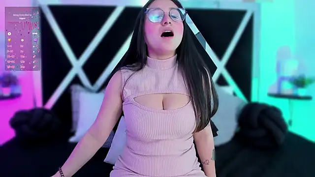 Snapshot of lucy_neil chatting on February 13, 7:10 pm lucy neil online show from February 13, 7:10 pm