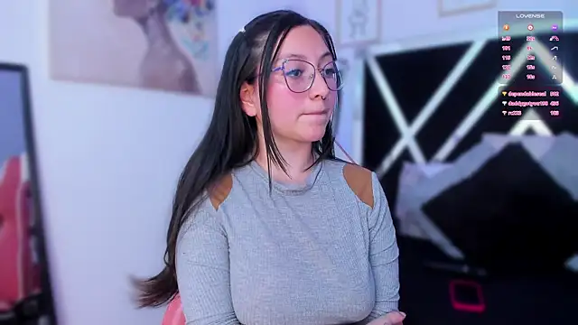 Snapshot of lucy_neil chatting on February 27, 1:05 am lucy neil online show from February 27, 1:05 am