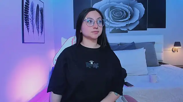 Snapshot of lucy_neil chatting on March 7, 7:05 pm lucy neil online show from March 7, 7:05 pm