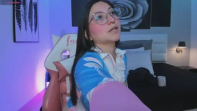 Snapshot of lucy_neil chatting on March 15, 7:05 pm lucy neil online show from March 15, 7:05 pm