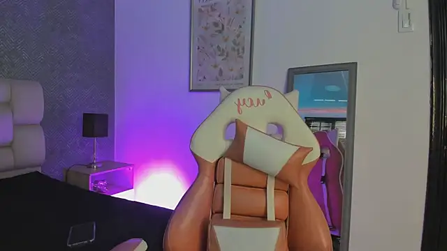 Snapshot of lucy_neil chatting on September 17, 7:04 pm lucy neil online show from September 17, 7:04 pm