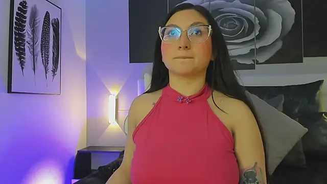 Snapshot of lucy_neil chatting on October 7, 7:00 pm lucy neil online show from October 7, 7:00 pm