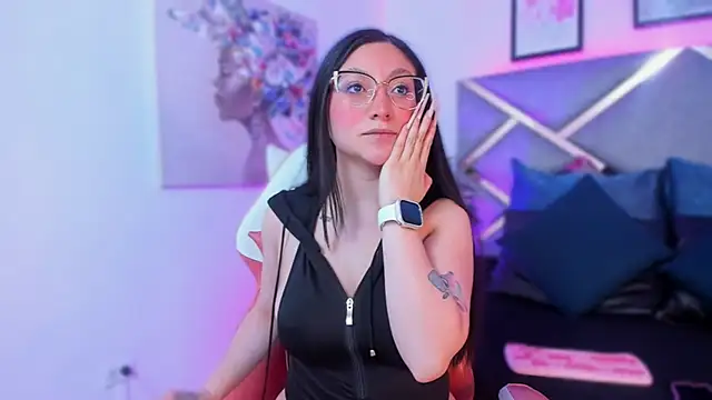 Snapshot of lucy_neil chatting on October 10, 2:32 am lucy neil online show from October 10, 2:32 am