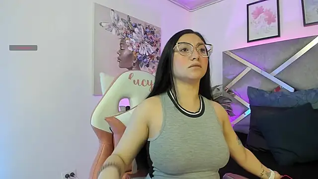 Snapshot of lucy_neil chatting on October 15, 2:33 am lucy neil online show from October 15, 2:33 am