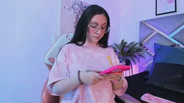 Snapshot of lucy_neil chatting on November 4, 2:32 am lucy neil online show from November 4, 2:32 am