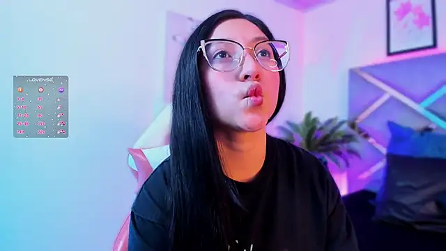 Snapshot of lucy_neil chatting on November 6, 2:34 am lucy neil online show from November 6, 2:34 am