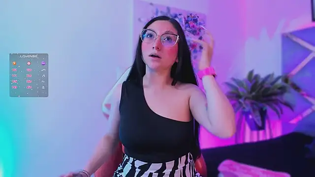 Snapshot of lucy_neil chatting on November 12, 2:34 am lucy neil online show from November 12, 2:34 am