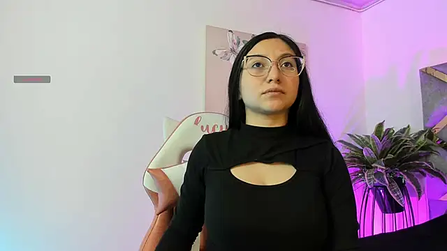 Snapshot of lucy_neil chatting on November 13, 2:32 am lucy neil online show from November 13, 2:32 am