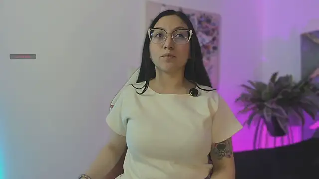 Snapshot of lucy_neil chatting on November 21, 2:32 am lucy neil online show from November 21, 2:32 am