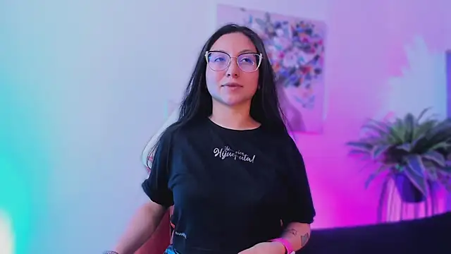 Snapshot of lucy_neil chatting on November 29, 2:36 am lucy neil online show from November 29, 2:36 am