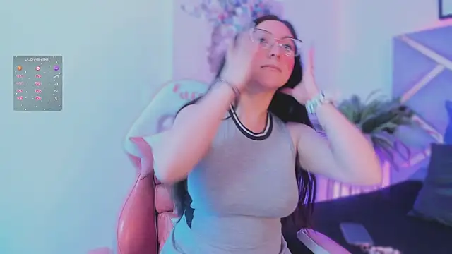 Snapshot of lucy_neil chatting on December 4, 4:22 am lucy neil online show from December 4, 4:22 am