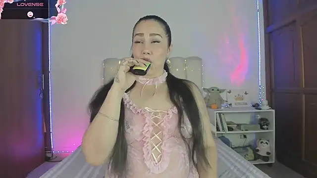 Snapshot of yelenaowens chatting on May 22, 1:24 am yelenaowens online show from May 22, 1:24 am