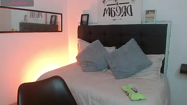 vaness weet online show from October 10, 7:13 pm