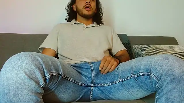 tuyo1995 online show from December 3, 4:05 pm