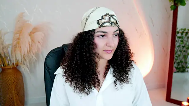 Snapshot of merida_bell18 chatting on March 4, 3:23 am merida bell18 online show from March 4, 3:23 am